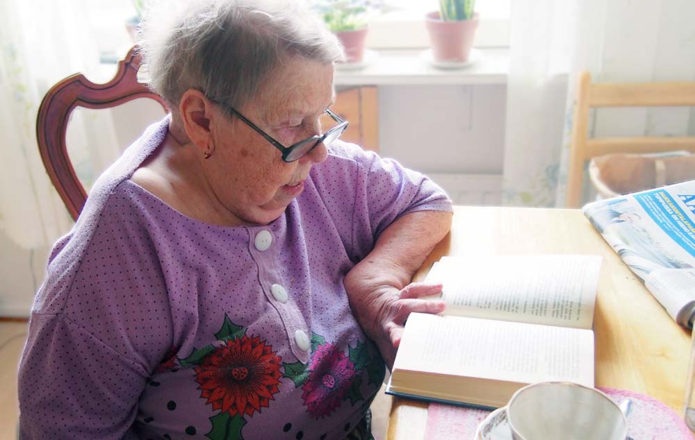 Anja Kuisman lempipaikka lukemiselle on oman keittiöpöydän ääressä