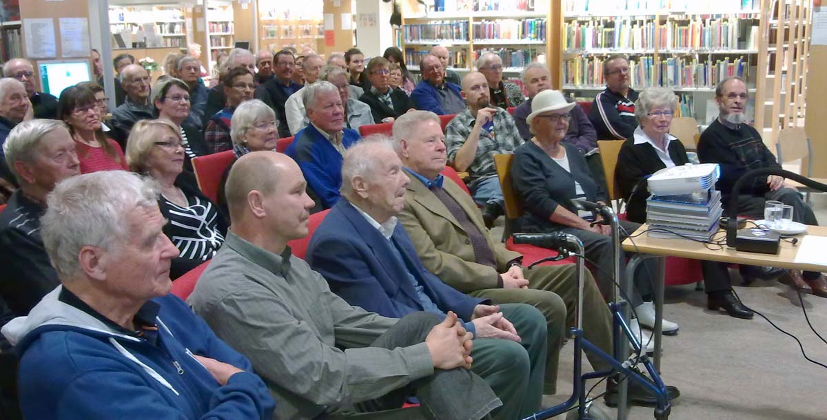 Joroisten kirjaston asiakkaat ovat kokoontuneet kuulemaan yleisöluentoa